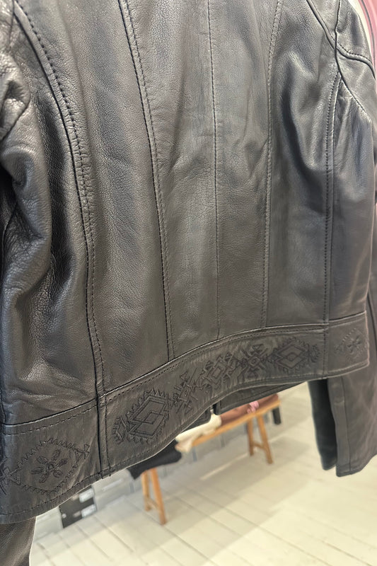 Skindjakke m/ broderi