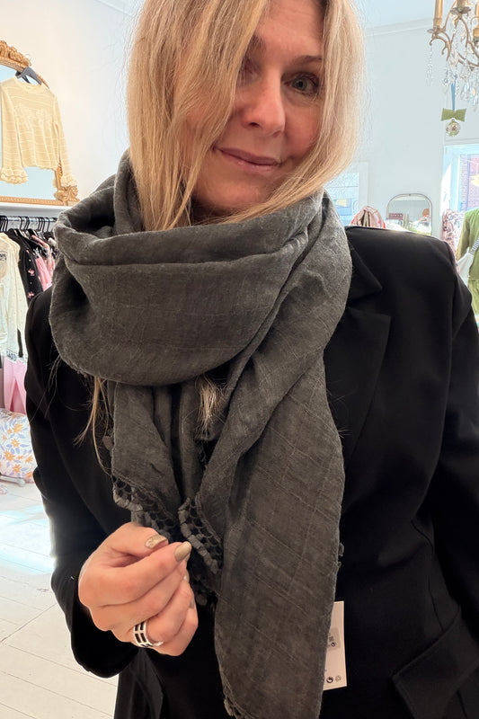 Tørklæde med pomponer grå