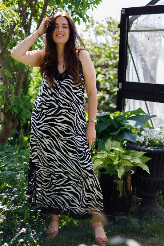 Beate Long lace dress zebra